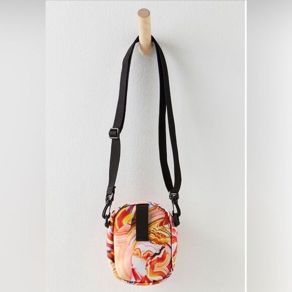 Free People x Manhattan Portage collab across body in SOLD OUT kaleidoscope NWT - Picture 2 of 6